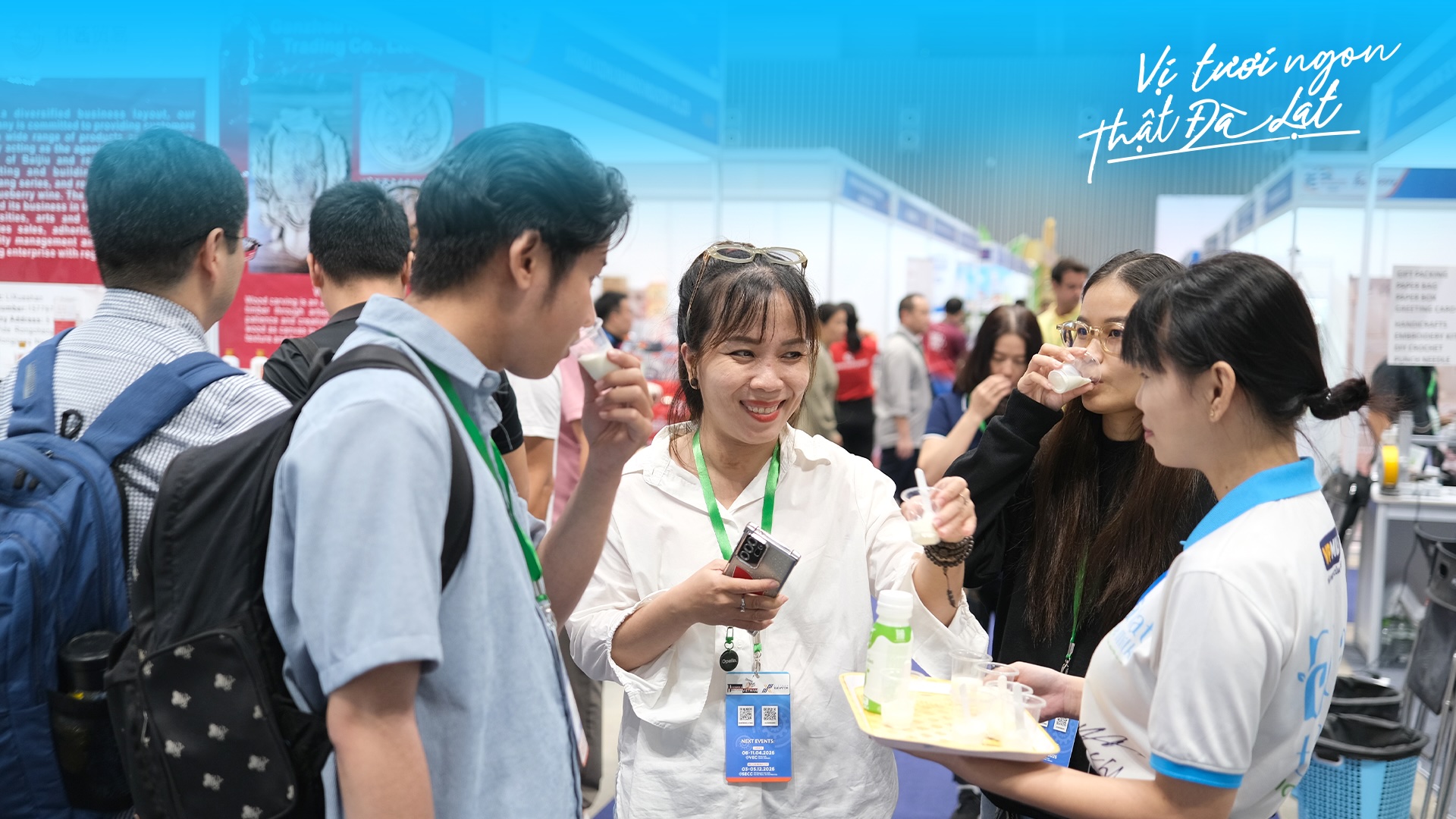 Đông đảo khách tham quan dừng chân thưởng thức các sản phẩm sữa Đà Lạt True Milk tại gian hàng tỉnh Lâm Đồng