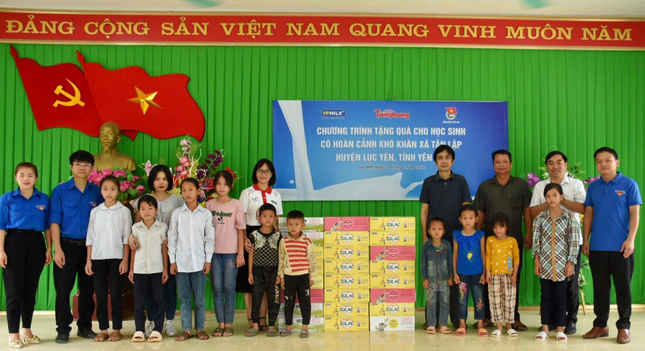 Báo Tiền Phong và VPMilk tặng quà cho học sinh dân tộc thiểu số ở Yên Bái image