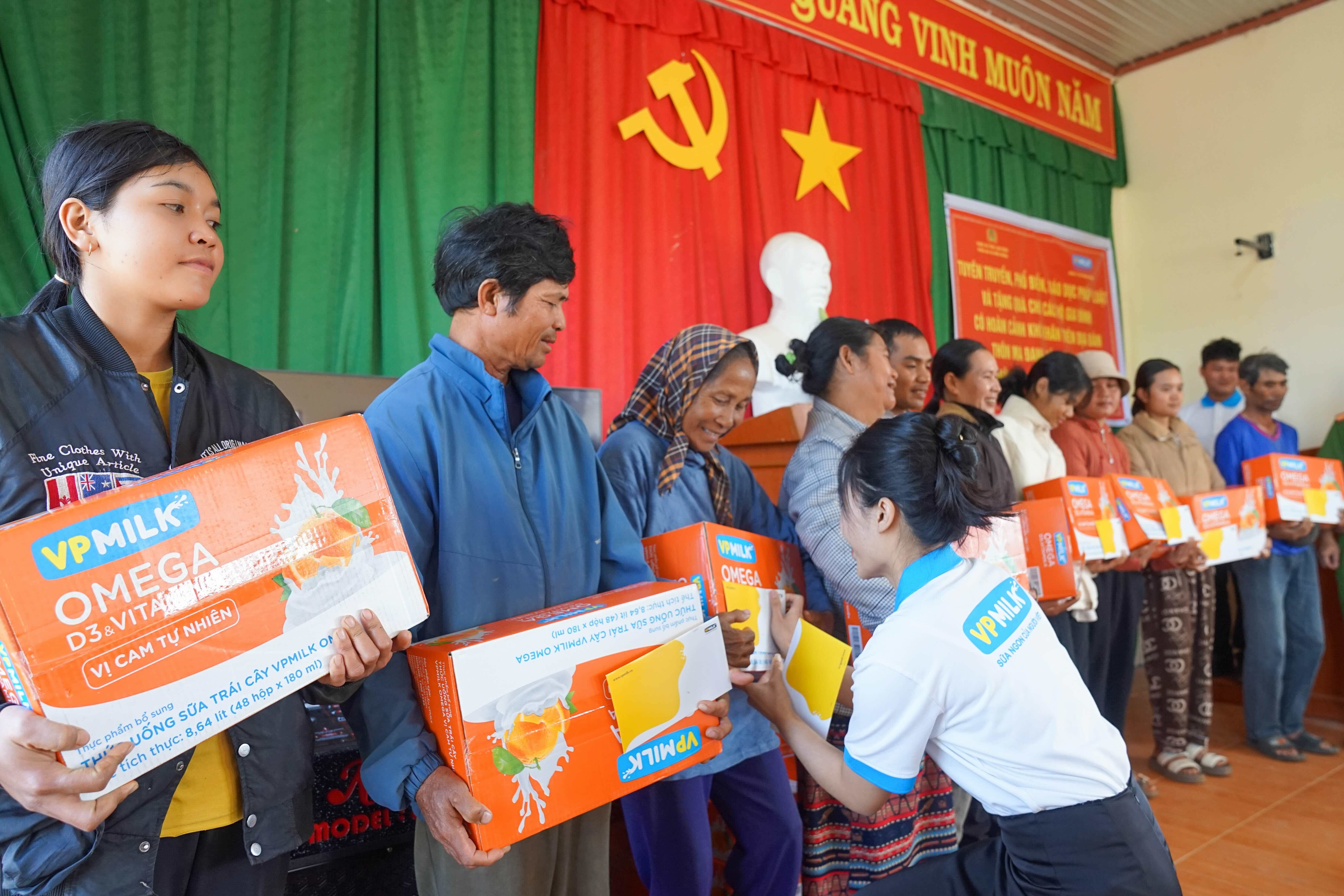VPMILK TRAO TẶNG QUÀ CHO ĐỒNG BÀO DÂN TỘC THIỂU SỐ VÀ CÁC EM HỌC SINH TẠI LÂM ĐỒNG image